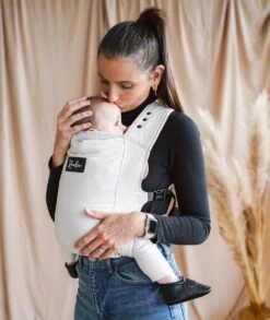 ROOKIE Baby Premium Draagzak- Design Buikdrager - Comfortabel En Ergonomisch - Pasgeboren Babydrager - Peuterdrager - Biologisch Katoen - Super Zacht - Unisex: Voor Mama En Papa (Beige) -Babyproducten 1012x1200 2