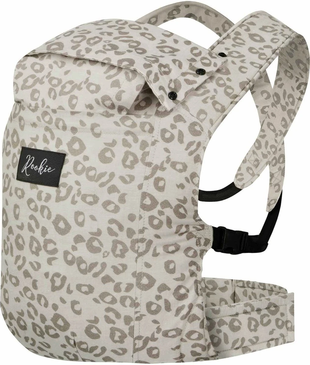ROOKIE Baby Premium Draagzak- Design Buikdrager - Comfortabel En Ergonomisch - Pasgeboren Babydrager - Peuterdrager - Biologisch Katoen - Super Zacht - Unisex: Voor Mama En Papa (Leoprint Beige) 6 ROOKIE Baby Premium Draagzak- Design Buikdrager - Comfortabel En Ergonomisch - Pasgeboren Babydrager - Peuterdrager - Biologisch Katoen - Super Zacht - Unisex: Voor Mama En Papa (Leoprint Beige) - Afbeelding 4