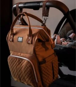 NanaBeebi Luiertas Rugzak Met Verschoonmatje - Cognac - Inclusief Flessenwarmhouder - Kinderwagenhaken En Isoleervak 18 NanaBeebi Luiertas Rugzak Met Verschoonmatje - Cognac - Inclusief Flessenwarmhouder - Kinderwagenhaken En Isoleervak -Babyproducten 1048x1200 6