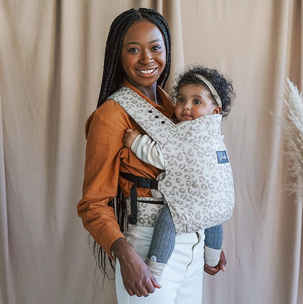 ROOKIE Baby Premium Draagzak- Design Buikdrager - Comfortabel En Ergonomisch - Pasgeboren Babydrager - Peuterdrager - Biologisch Katoen - Super Zacht - Unisex: Voor Mama En Papa (Leoprint Beige) 9 ROOKIE Baby Premium Draagzak- Design Buikdrager - Comfortabel En Ergonomisch - Pasgeboren Babydrager - Peuterdrager - Biologisch Katoen - Super Zacht - Unisex: Voor Mama En Papa (Leoprint Beige) - Afbeelding 7