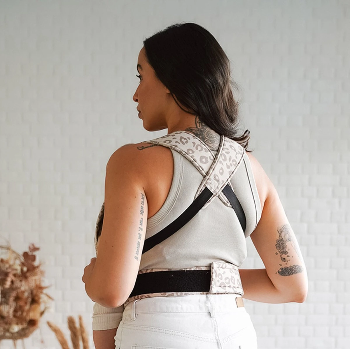 ROOKIE Baby Premium Draagzak- Design Buikdrager - Comfortabel En Ergonomisch - Pasgeboren Babydrager - Peuterdrager - Biologisch Katoen - Super Zacht - Unisex: Voor Mama En Papa (Leoprint Beige) 7 ROOKIE Baby Premium Draagzak- Design Buikdrager - Comfortabel En Ergonomisch - Pasgeboren Babydrager - Peuterdrager - Biologisch Katoen - Super Zacht - Unisex: Voor Mama En Papa (Leoprint Beige) - Afbeelding 5