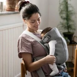 BabyBjörn Draagzak Mini - 3D Jersey - Lichtgrijs 26 BabyBjörn Draagzak Mini - 3D Jersey - Lichtgrijs -Babyproducten 1200x1200 1131