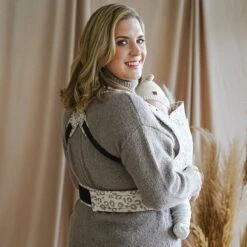 ROOKIE Baby Premium Draagzak- Design Buikdrager - Comfortabel En Ergonomisch - Pasgeboren Babydrager - Peuterdrager - Biologisch Katoen - Super Zacht - Unisex: Voor Mama En Papa (Leoprint Beige) 18 ROOKIE Baby Premium Draagzak- Design Buikdrager - Comfortabel En Ergonomisch - Pasgeboren Babydrager - Peuterdrager - Biologisch Katoen - Super Zacht - Unisex: Voor Mama En Papa (Leoprint Beige) -Babyproducten 1200x1200 1136