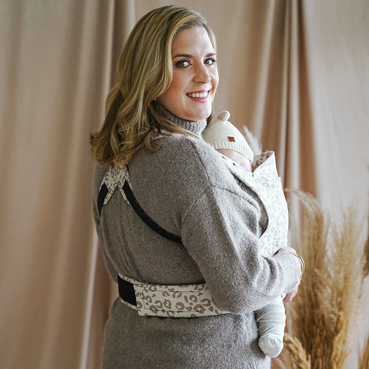 ROOKIE Baby Premium Draagzak- Design Buikdrager - Comfortabel En Ergonomisch - Pasgeboren Babydrager - Peuterdrager - Biologisch Katoen - Super Zacht - Unisex: Voor Mama En Papa (Leoprint Beige) 10 ROOKIE Baby Premium Draagzak- Design Buikdrager - Comfortabel En Ergonomisch - Pasgeboren Babydrager - Peuterdrager - Biologisch Katoen - Super Zacht - Unisex: Voor Mama En Papa (Leoprint Beige) - Afbeelding 8