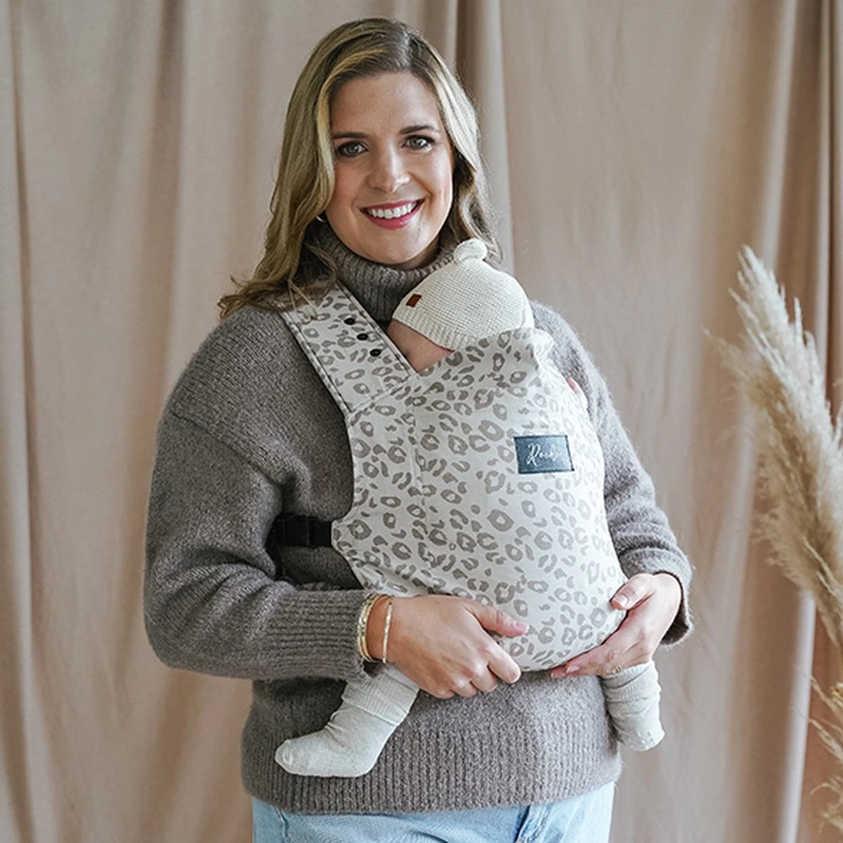 ROOKIE Baby Premium Draagzak- Design Buikdrager - Comfortabel En Ergonomisch - Pasgeboren Babydrager - Peuterdrager - Biologisch Katoen - Super Zacht - Unisex: Voor Mama En Papa (Leoprint Beige) 11 ROOKIE Baby Premium Draagzak- Design Buikdrager - Comfortabel En Ergonomisch - Pasgeboren Babydrager - Peuterdrager - Biologisch Katoen - Super Zacht - Unisex: Voor Mama En Papa (Leoprint Beige) - Afbeelding 9