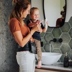 EVE Kids Heupdrager - Baby En Peuter - Heupzitje - Draagzak - Zwart Leer -Babyproducten 1200x1200 1157