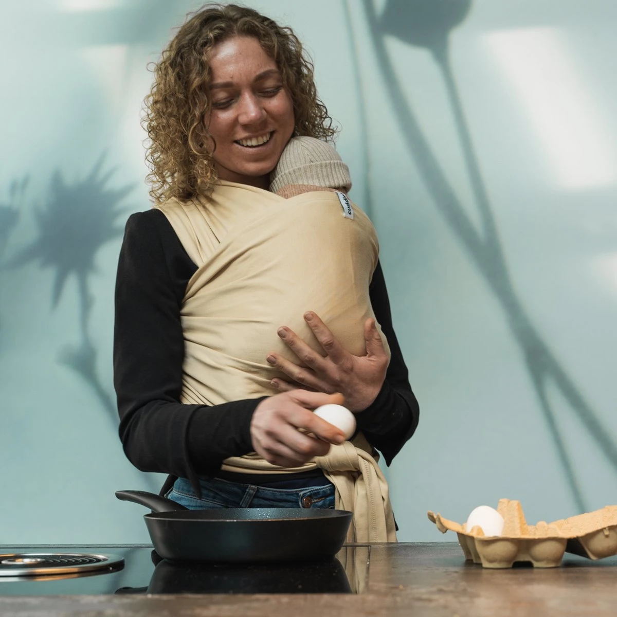 Cuddie Baby Draagdoek - Premium Organic Baby Draagdoek Gemaakt Van Bio Katoen - Newborns Tot 15 Kg - Baby Cadeau - Met Wenskaart - Sand 7 Cuddie Baby Draagdoek - Premium Organic Baby Draagdoek Gemaakt Van Bio Katoen - Newborns Tot 15 Kg - Baby Cadeau - Met Wenskaart - Sand - Afbeelding 5