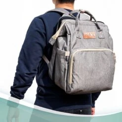 Luiertas Rugzak - Monx Luiertas Verzorgingstas Met Uitklapbaar Babybedje - Overzichtelijke Luierrugzak Extra Buggy En Kinderwagen Haken Inclusief Geïsoleerde Flessenhouder - Grijs -Babyproducten 1200x1200 1597