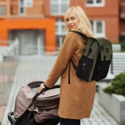 Brisby Slijtvaste Luiertas – Verzorgingstas - Two Tone Groen En Zwart - Inclusief Verschoonmatje - Isoleervakken - Met Geïntegreerde Kinderwagen Haken -Babyproducten 1200x1200 1817