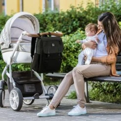 Brisby Slijtvaste Luiertas – Verzorgingstas - Two Tone Zwart En Donkergrijs - Inclusief Verschoonmatje - Isoleervakken - Met Geïntegreerde Kinderwagen Haken -Babyproducten 1200x1200 1858