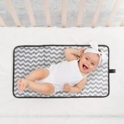 Brisby Slijtvaste Luiertas - Verzorgingstas Groot -Zwart - Inclusief Verschoonmatje - Isoleervakken - Fopspeen Houder - Makkelijk Te Bevestigen Aan De Kinderwagen -Babyproducten 1200x1200 1867