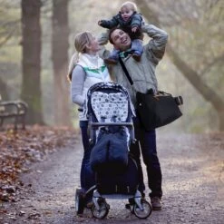 Brisby Slijtvaste Luiertas - Verzorgingstas Groot -Zwart - Inclusief Verschoonmatje - Isoleervakken - Fopspeen Houder - Makkelijk Te Bevestigen Aan De Kinderwagen -Babyproducten 1200x1200 1868