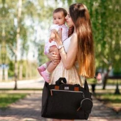 Brisby Slijtvaste Luiertas - Verzorgingstas Groot -Zwart - Inclusief Verschoonmatje - Isoleervakken - Fopspeen Houder - Makkelijk Te Bevestigen Aan De Kinderwagen -Babyproducten 1200x1200 1869