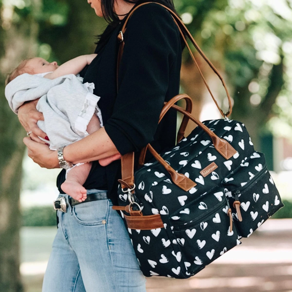 Kidzroom Black And White Luiertas - Zwart - Ophanglussen Kinderwagen - Verschoonmatje - Verstelbare Schouderband 9 Kidzroom Black And White Luiertas - Zwart - Ophanglussen Kinderwagen - Verschoonmatje - Verstelbare Schouderband - Afbeelding 7