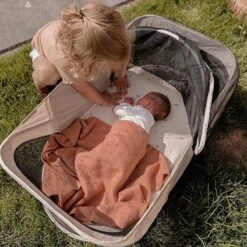 Deryan Infant Deluxe BabyBox Campingbedje - Cream + Inclusief Matras En Klamboe 29 Deryan Infant Deluxe BabyBox Campingbedje - Cream + Inclusief Matras En Klamboe -Babyproducten 1200x1200 1960