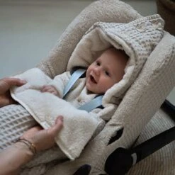 Koeka Oslo Voetenzak Voor Autostoel 0+ - Wafelstof Met Teddy - Zand -Babyproducten 1200x1200 2094