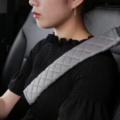 Hazlö Luxe Gordelhoezen - Checkered - Auto Gordel Beschermer - Schouderhoezen - Gordelkussen - Gordelhoes - 2 Stuks - Grijs -Babyproducten 1200x1200 420