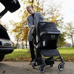 Hamilton By Yoop S1 Plus Buggy Met Monteerbare Zeno Plus Draagwieg - Nieuw En Hoger 2023 Model - Premium Budget Stroller Met One Hand Folding Technologie – Zwart - Licht, Verstelbaar, Wendbaar En Geschikt Van 0 Maanden Tot 4 Jaar – Inclusief Adapter -Babyproducten 1200x1200 477