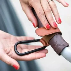 Jinius ® - Boodschappen Haak - Kinderwagen Tassenhaakjes - Haakjes Voor Tassen - Buggy Haakjes - Bruin - Set Van 2 -Babyproducten 1200x1200 732