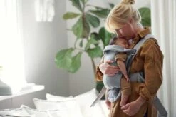 BabyBjörn Draagzak Mini - 3D Jersey - Lichtgrijs 29 BabyBjörn Draagzak Mini - 3D Jersey - Lichtgrijs -Babyproducten 1200x799 45