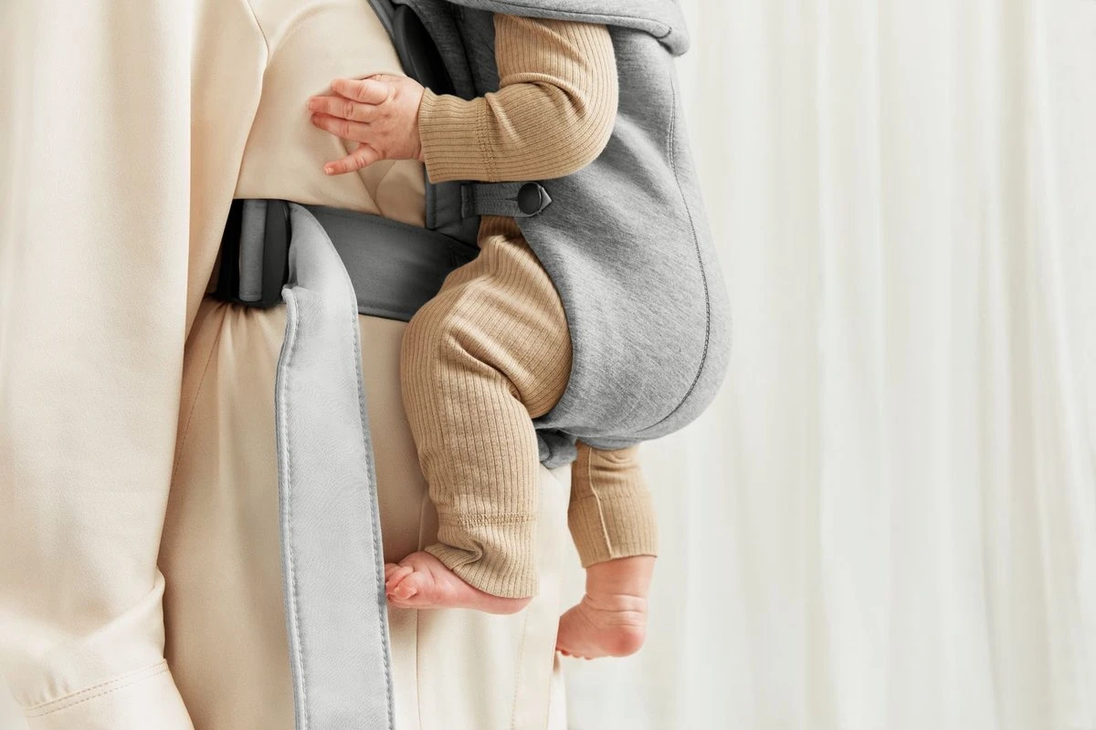 BabyBjörn Draagzak Mini - 3D Jersey - Lichtgrijs 5 BabyBjörn Draagzak Mini - 3D Jersey - Lichtgrijs - Afbeelding 3