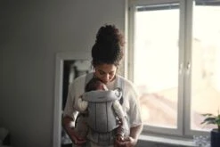 BabyBjörn Draagzak Mini - 3D Jersey - Lichtgrijs 21 BabyBjörn Draagzak Mini - 3D Jersey - Lichtgrijs -Babyproducten 1200x800 140