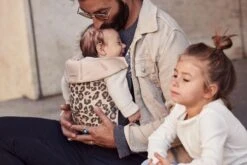 BabyBjörn Draagzak Mini - Cotton - Beige-Luipaard -Babyproducten 1200x800 145