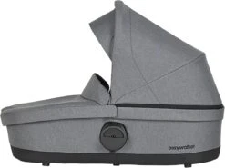 Easywalker Harvey 3 / Harvey³ Voordeelset Bestaande Uit Kinderwagen, Reiswieg, Voetenzak, Regenhoes Voor Zitting En Reiswieg, Hoes Voor De Reiswiegmatras - Kleur Fossil Grey -Babyproducten 1200x898 4