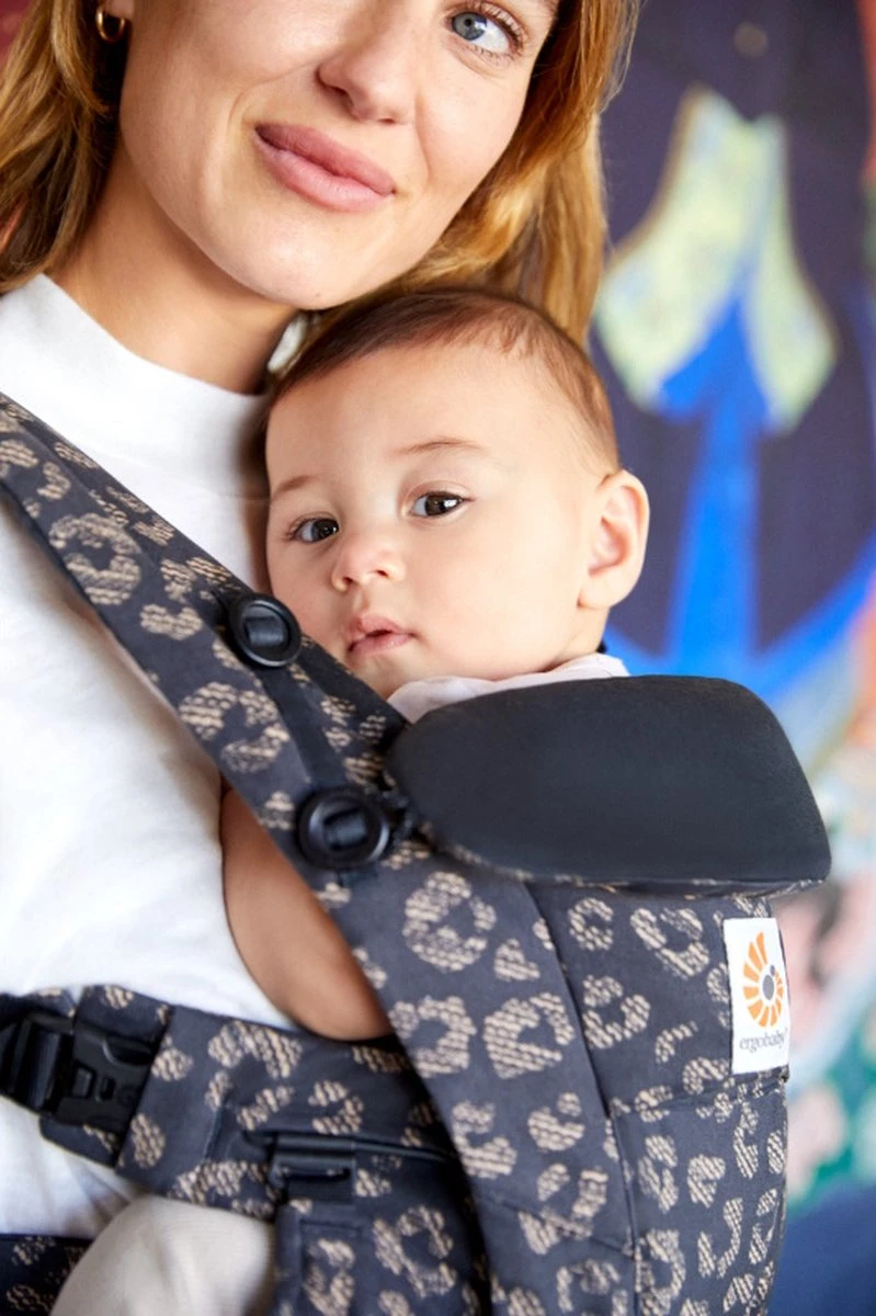 Ergobaby Omni Dream Draagzak - Black Leopard - Ergonomische Baby Draagzak Voor Baby En Drager 5 Ergobaby Omni Dream Draagzak - Black Leopard - Ergonomische Baby Draagzak Voor Baby En Drager - Afbeelding 3