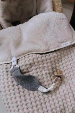 Koeka Oslo Voetenzak Voor Autostoel 0+ - Wafelstof Met Teddy - Zand -Babyproducten 800x1200 194