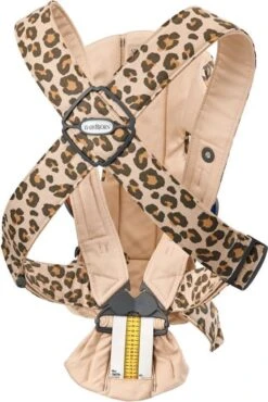 BabyBjörn Draagzak Mini - Cotton - Beige-Luipaard -Babyproducten 802x1200 5