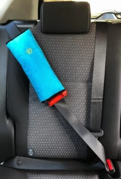 3D Blauwe Gordelkussen Of Slaapkussen Als Reiskussen In De Auto. Dit Kussen Is De Beschermer Van Riem/Gordel, Nek, Hoofd En Kind Bij Het Slapen -Babyproducten 810x1200