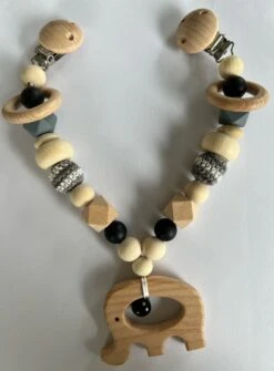 Littlecutiez - Wagenspanner Dombo - Olifant - Gehaakt - Hout - Kralen - Kinderwagen - Buggy - Kraamcadeau - Baby - Zilver 6 Littlecutiez - Wagenspanner Dombo - Olifant - Gehaakt - Hout - Kralen - Kinderwagen - Buggy - Kraamcadeau - Baby - Zilver -Babyproducten 884x1200 4