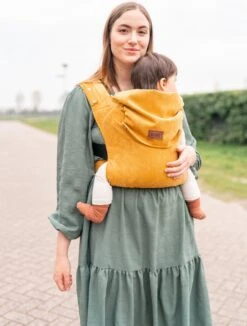 ByKay - Draagzak - Click Carrier Classic - Special Edition Rib Zeki Yellow - Teske De Schepper -Babyproducten 908x1200 2